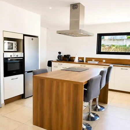 Spacious House With Sea And Mountain Views Apartment *
