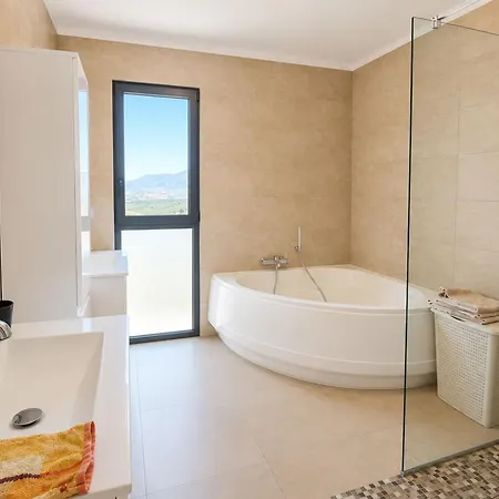 Spacious House With Sea And Mountain Views